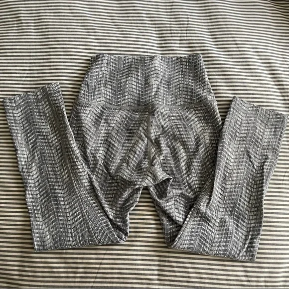 Lululemon Wunder Under Crop (Hi-Rise) *21” size: 4 - Picture 5 of 7